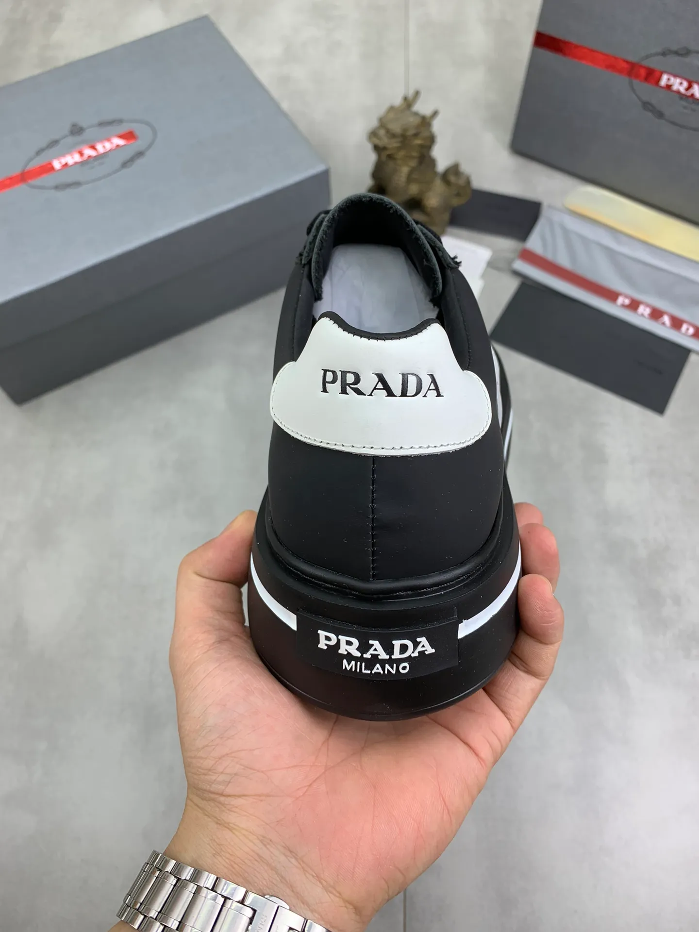 Men's Men's Shoes💰P560💰【New Style】 The latest model of high-quality PRADA classic men's shoes has been launched on the official website in 1:1 replica, synchronized in Hong Kong counters and on the same catwalk; all made of calfskin ➕Imported cowhide lining, 🍡🍡original rubber outsole 1:1 non-slip and wear-resistant; comfortable to wear, attractive style, fine workmanship, and simple and neat shoe last, showing a man's courage and toughness, 👍Number 38 to 44 (45 can be customized) 4⃣️colors🉑️ to choose from